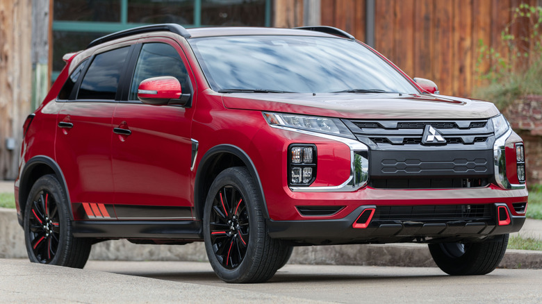Diversos SUVs compactos estacionados, ilustrando o cenário do mercado automotivo