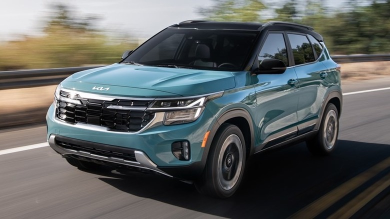 Kia Seltos em cor azul, estacionado em ambiente urbano