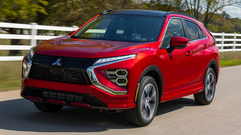 Mitsubishi Eclipse Cross em cor prata, estacionado em frente a um prédio