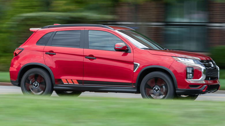 Mitsubishi Outlander Sport em cor cinza, estacionado em um estacionamento