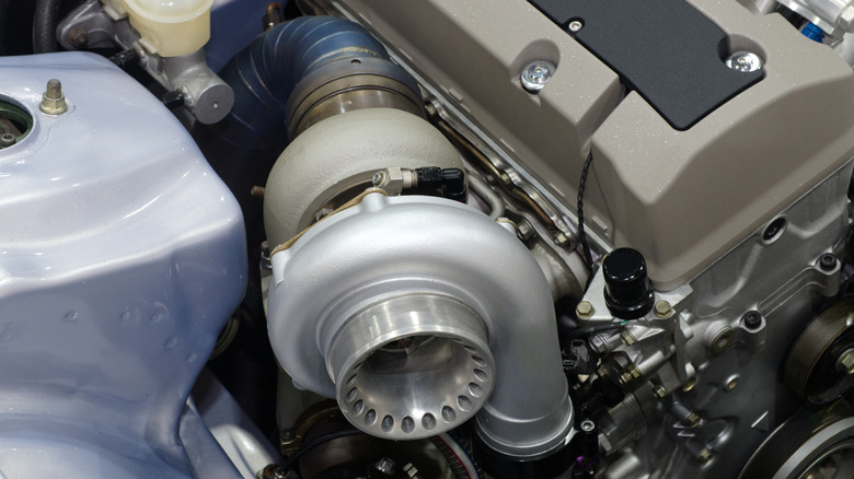 Motor a gasolina com componentes de turbo e supercharger