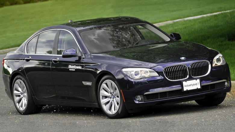 Interior do BMW ActiveHybrid 7 com detalhes do painel