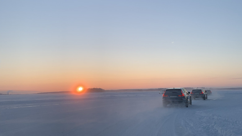 Volvo V60 Cross Country em drift em um lago congelado na Suécia