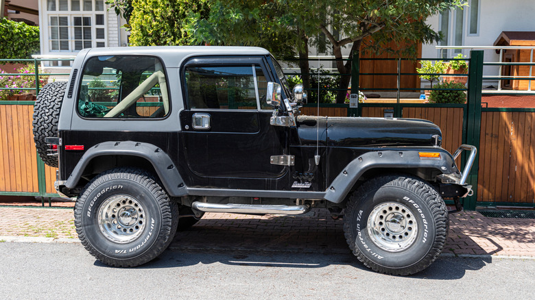 Jeep TJ Wrangler amarelo com capota de lona