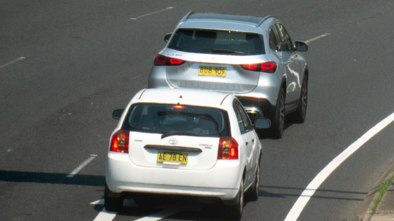 Trânsito intenso com carros seguindo muito de perto uns dos outros