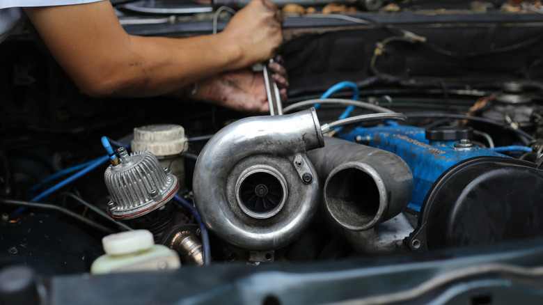 Comparação visual de um motor com turboalimentador e um motor com superalimentador