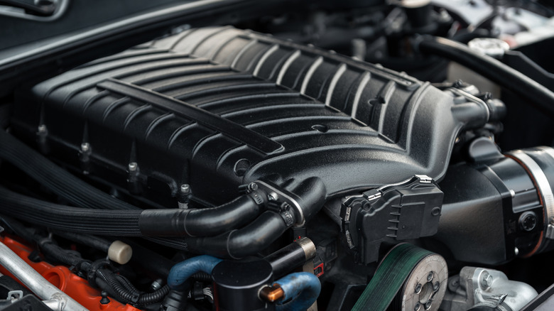 Mecânico inspecionando um motor superalimentado