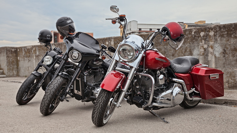 Close-up de um motor V-twin da Harley-Davidson, mostrando os cilindros e partes do motor.