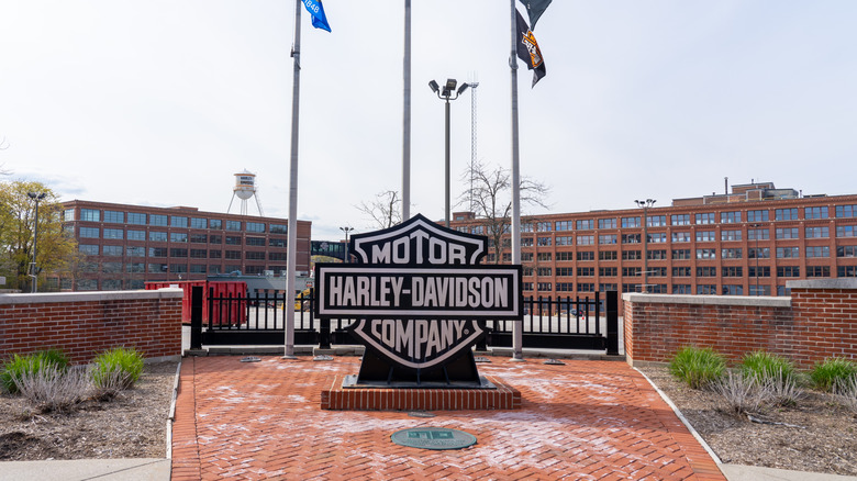 Imagem de uma motocicleta Harley-Davidson clássica estacionada, com foco em seu motor V-twin.