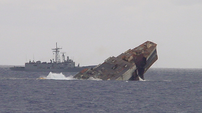 Navio da Marinha dos EUA sendo afundado propositalmente durante um exercício militar.