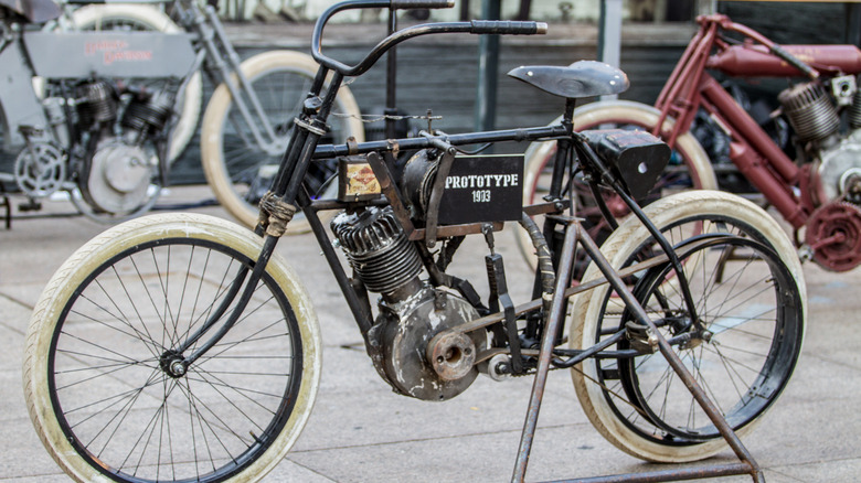 Primeira motocicleta Harley-Davidson com pedais, mostrando a estrutura de bicicleta
