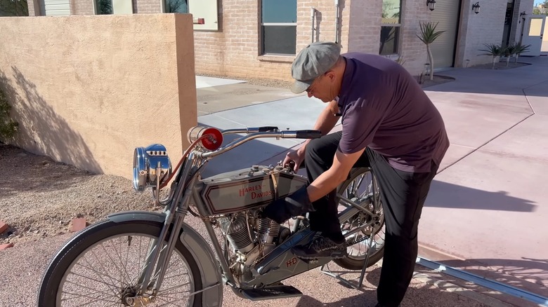 Modelo Harley-Davidson 11F de 1915, destacando os pedais e motor V-twin