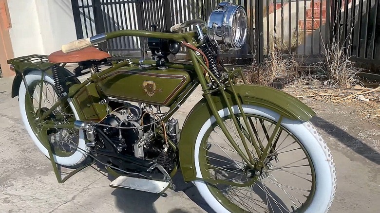 Garfo dianteiro de motocicleta Harley-Davidson, mostrando a evolução da suspensão