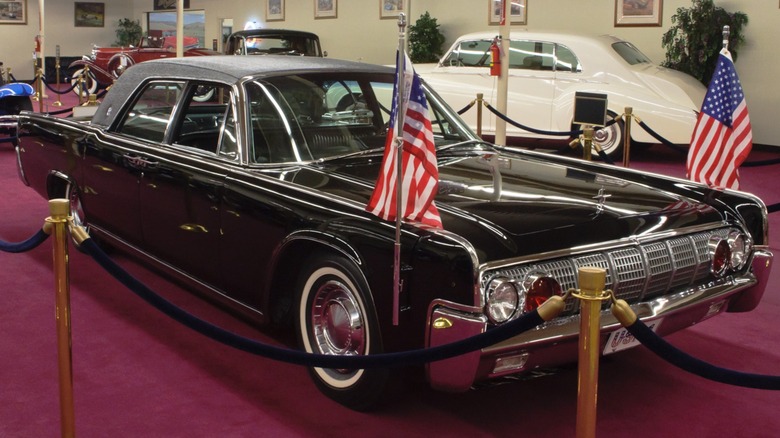 Lincoln Continental presidencial em desfile, com John F. Kennedy e Jacqueline Kennedy no banco traseiro