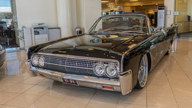 Lincoln Continental presidencial em processo de reconstrução, com a carroceria modificada e painéis blindados