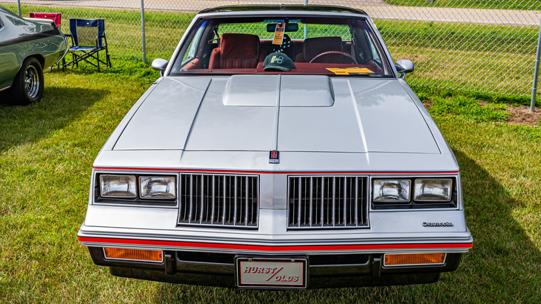 Detalhe das três alavancas de câmbio Hurst Lightning Rods no console central do Oldsmobile Cutlass G-body 1983