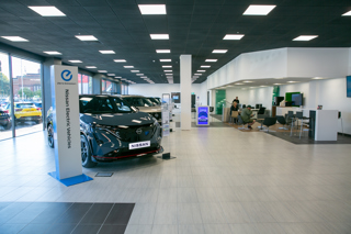 Interior moderno da concessionária Nissan Rhyl
