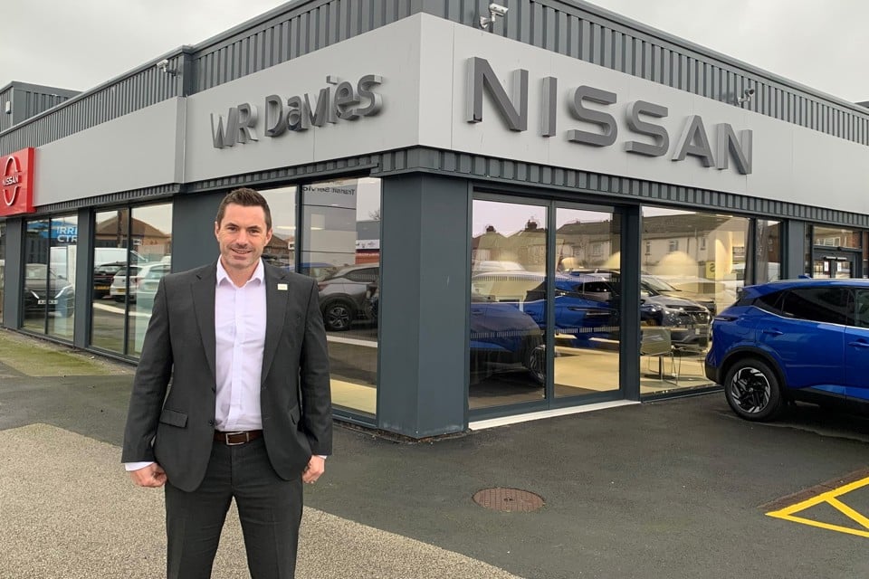 Retrato de Gavin Prigmore, gerente geral da Nissan Rhyl
