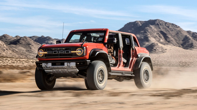 Ford Bronco em ambiente off-road com lama