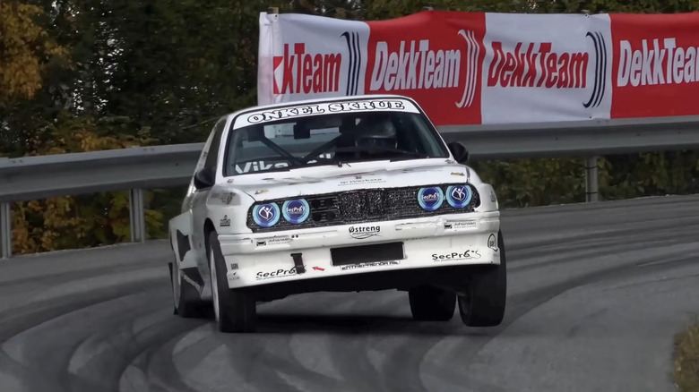 BMW E30 modificado com motor Volvo em ação na pista de rallycross