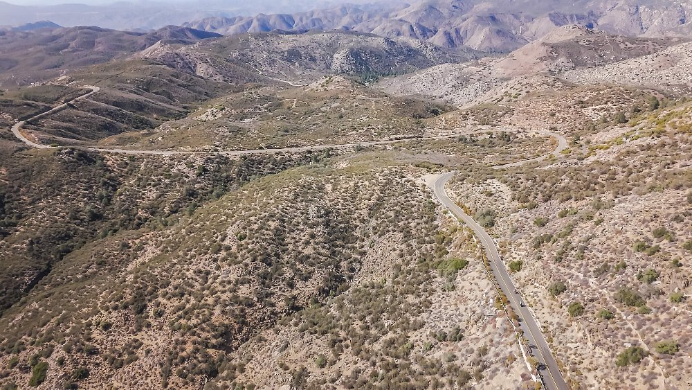 Estrada sinuosa da San Pedro Martir Hill Climb em meio a uma paisagem montanhosa