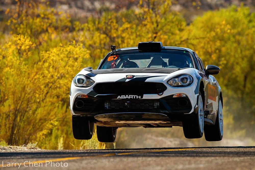 Carro Fiat em salto durante a corrida San Pedro Martir Hillclimb