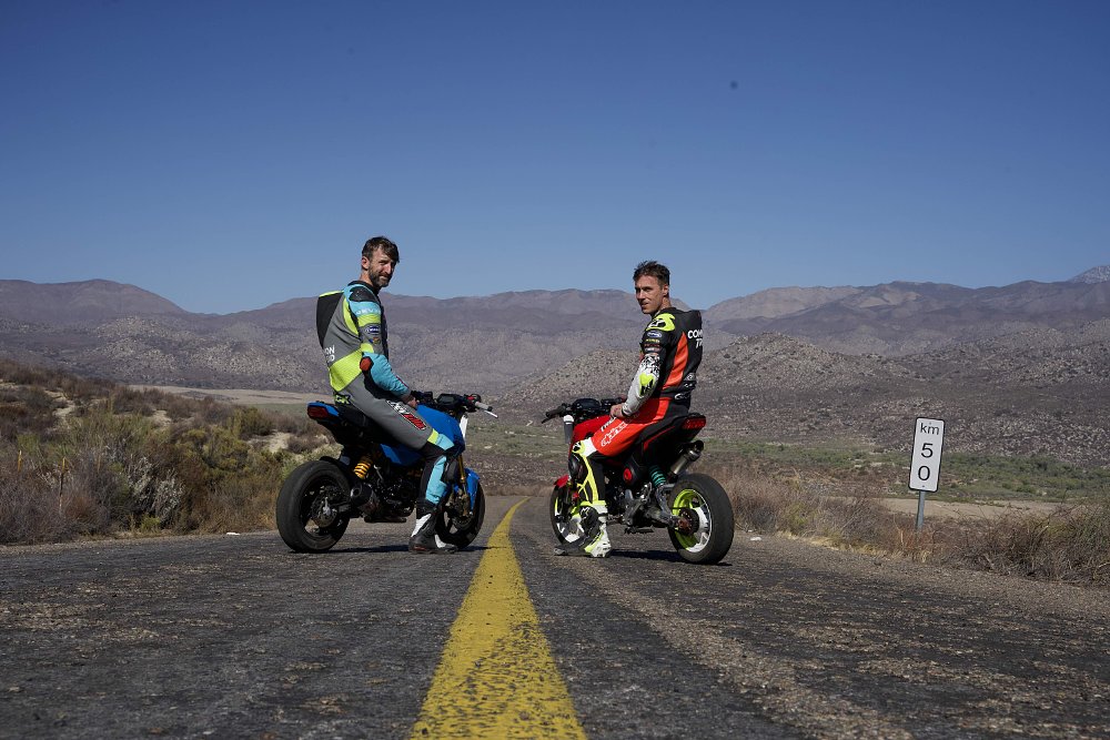 Zack Courts e Ari Henning com suas motocicletas Honda Grom na San Pedro Martir Hill Climb
