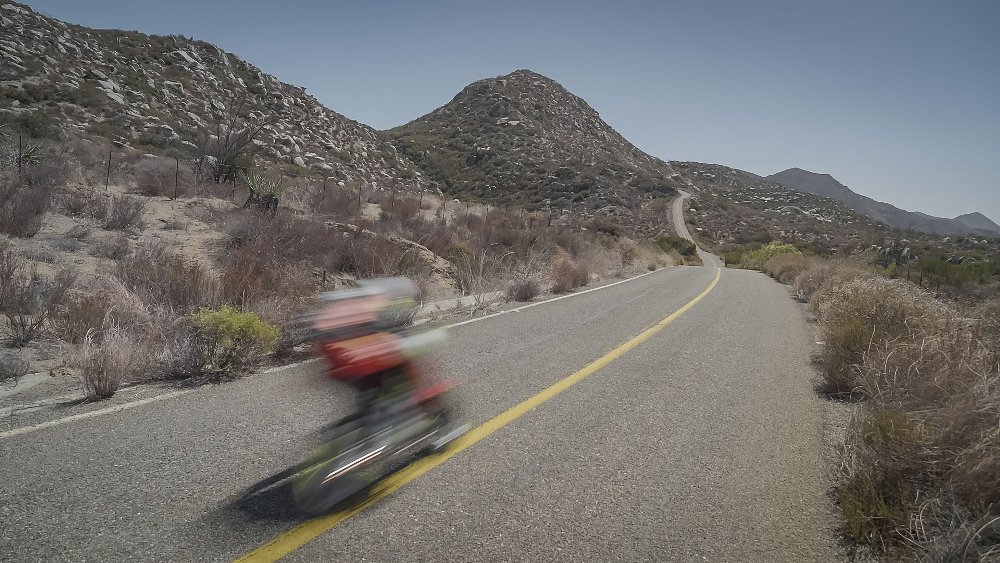 Ari Henning pilotando sua Honda Grom em alta velocidade durante a San Pedro Martir Hill Climb