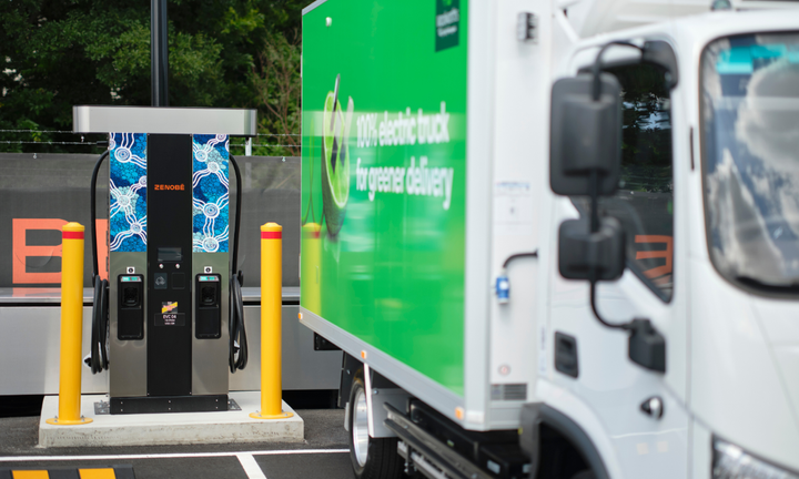 Frota de caminhões elétricos carregando em uma estação da Zenobē
