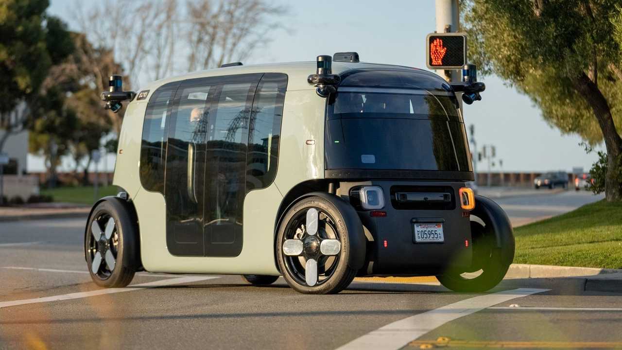 Robotáxi Zoox circulando em vias públicas na Califórnia, destacando seu design único e autônomo.